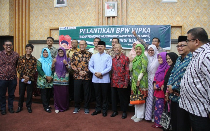 Gubernur Bengkulu Rohidin Mersyah Foto Bersama Dengan Badan Pengurus Wilayah Himpunan Pengusaha KAHMI (BPW HIPKA) Provinsi Bengkulu Periode 2019-2023