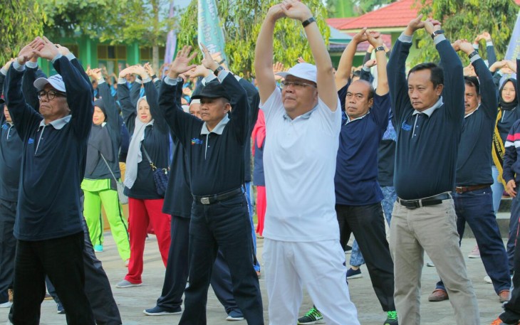 Gubernur Bengkulu Rohidin Mersyah senam germas bersama siswa siswi SMPN 1 Ujan Mas Suro Baru Kabupaten Kepahiang.