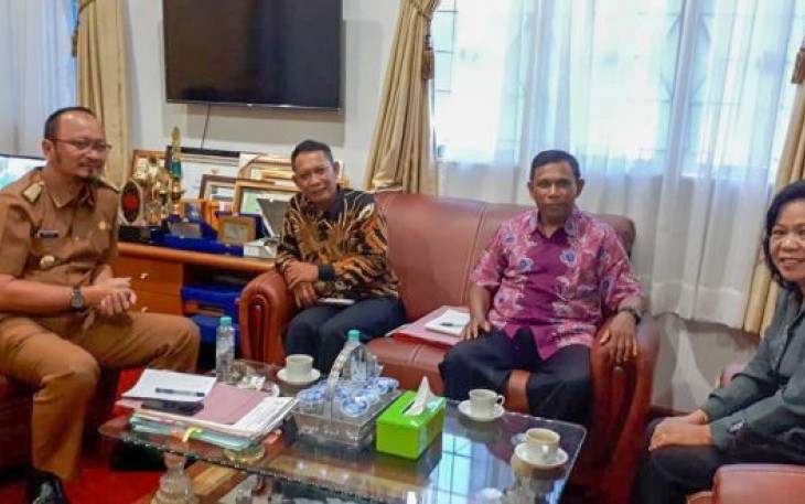 Sekretaris Daerah Kota Bengkulu Marjon Terima Kunjungan Pendeta Panca, Pendeta Nasalia dan Minggus Dilla Di Ruang Kerjanya 