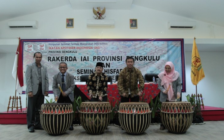 Staf Ahli Gubernur bidang Kemasyarakatan dan Kesra Soemarno hadiri Rakerda Ikatan Apoteker Indonesia.