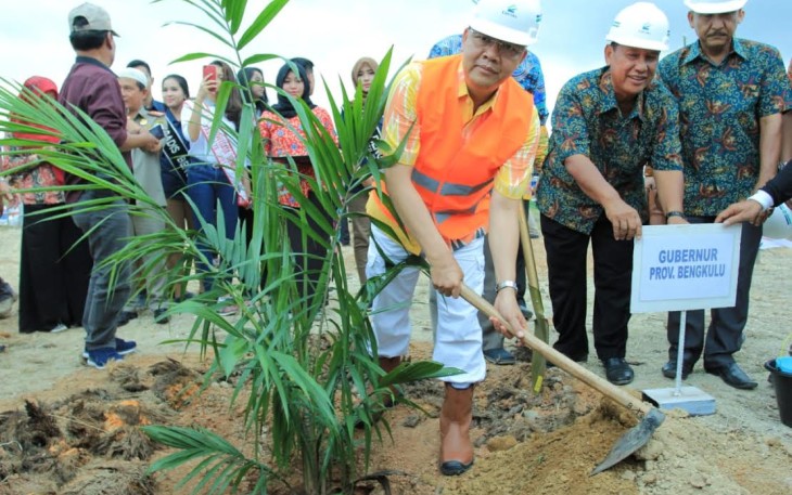 Gubernur Bengkulu Rohidin Mersyah saat berkunjung ke Perusahaan Perkebunan Ciputra Plantion Indonesia PT. Ciptamas Bumi Selaras, di Desa Ulak Pandan, Kecamatan Nasal, Kabupaten Kaur,(12/4/2019).