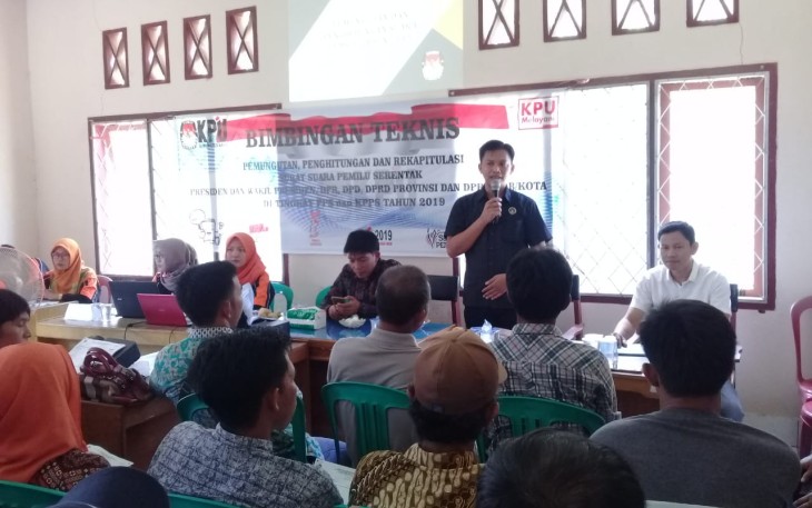 Bimtek anggota PPS dan KPPS Kecamatan Tetap