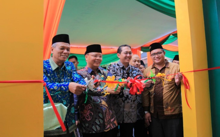 Gubernur Bengkulu Rohidin Mersyah meresmikan Gedung Lantai II STIES NU dan Masjid Baitul Salam Munawaroh (BSM) di Sukarami kota Bengkulu, Selasa(23/4).