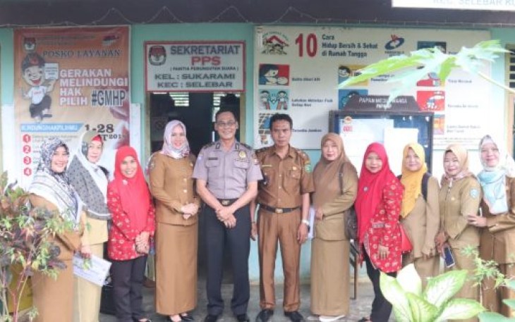 Kepala Pemberdayaan Masyarakat dan Perempuan Purniati Foto Bersama  