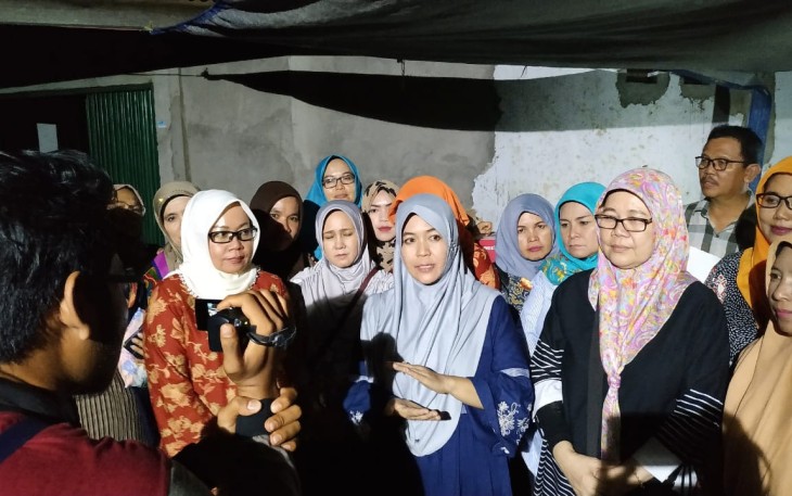 Derta Wahyulin saat kunjungi posko Bencana di Kelurahan Rawa Makmur 
