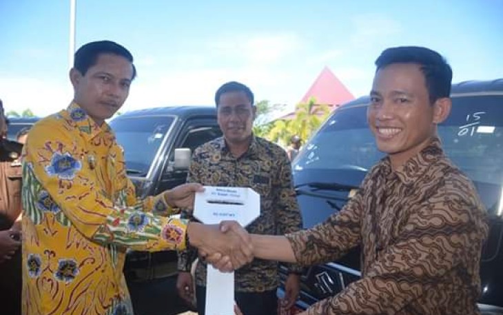 Bupati Kaur secara simbolis menyerahkan bantuan mobil 