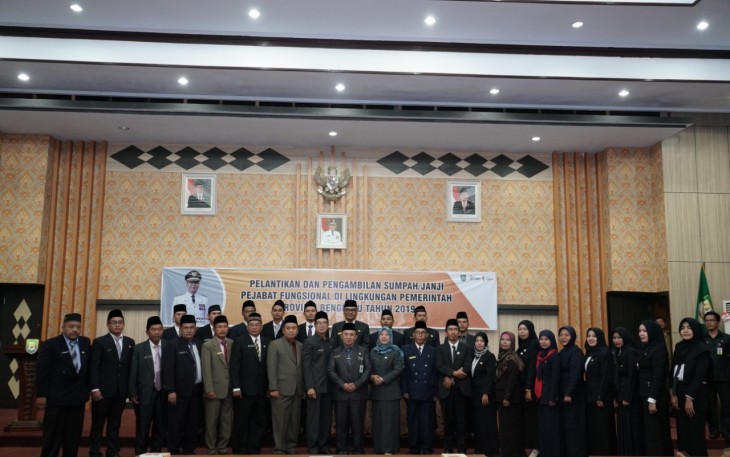 Sekretaris Daerah Provinsi Bengkulu Nopian Andusti Foto Bersama Dengan 27 Pejabat Fungsional Yang Baru Dilantik 