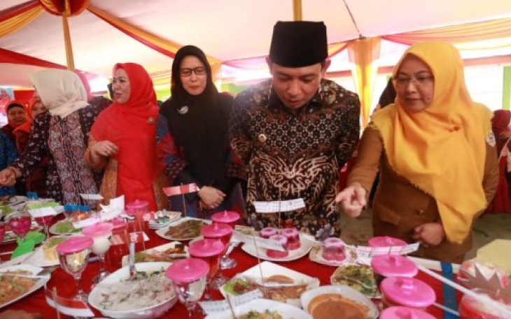 Wakil Wali Kota Bengkulu Dedy  Wahyudi Saat Meninjau Hasil Kreasi Masakan Para Peserta Lomba 