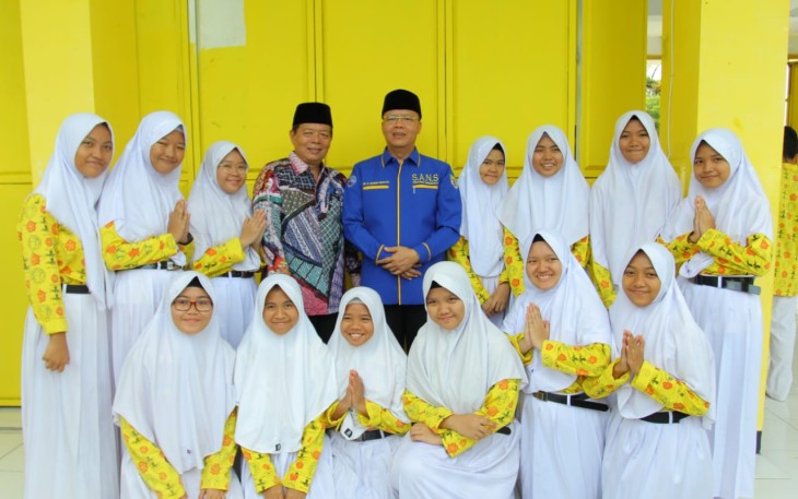 Gubernur Bengkulu Rohidin Mersyah Foto Bersama Sisiwi SMAN 10 Pentagon Kaur