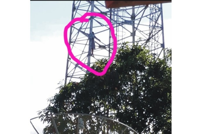 Aksi H yang nekat mencoba bunuh diri dengan memancat Tower