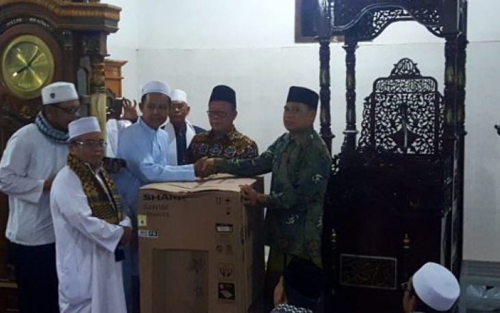 Kabag Bina Kesejahteraan Sosial Kota Bengkulu Karnadi Berikan Bantuan 