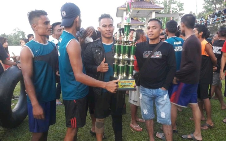 Pertandingan Pacu Tongkang Melawan Arus, Tim Dayung Desa Ganting Damai Dominasi Podium