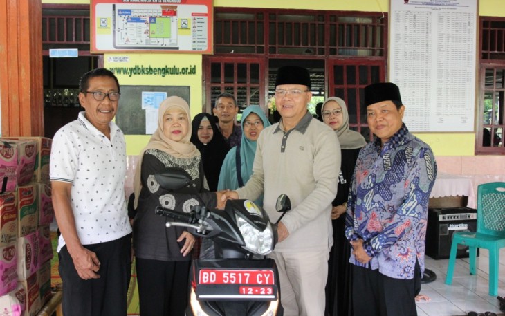 Gubernur Serahkan Bantuan Sepeda Motor