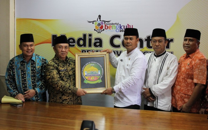 Sekretaris Daerah Provinsi Bengkulu Nopian Andusti dan Sekda Kabupaten Mukomuko Marjohan Husein