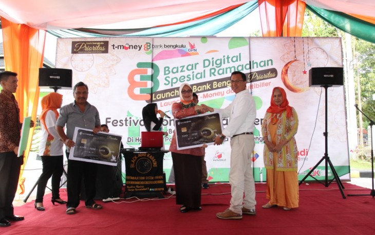 Asisten II Setda Provinsi Bengkulu Yuliswani dan Direktur Umum Bank Bengkulu Joni Haryanto