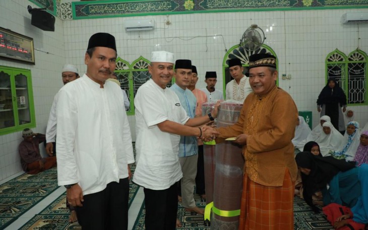Kadis Kominfo Kabupaten Asahan saat menyerahkan bantuan kepada kaum Dhuafa di Mesjid An Namirah, Kedai Ledang, Kisaran Timur, Asahan. Selasa, (14/5/2019). Foto : TP. Simbolon/KlikWarta.com