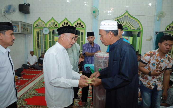 Plt. Bupati Asahan, Surya menyerahkan bantuan kepada Mesjid Al Falah.