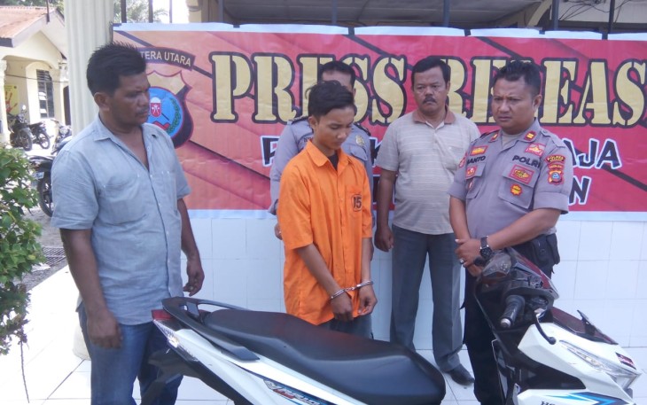 Kapolsek Pulau Raja, Iptu Rianto saat menunjukan tersangka dan barang bukti pencurian.