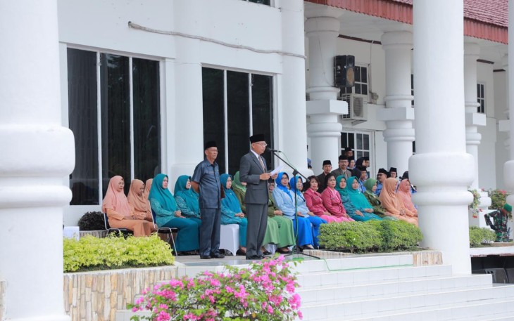 Plt. Bupati Asahan, Surya saat membacakan pidato Menkoinfo RI di halaman Bupati Asahan, pada perayaan Harkitnas 2019.