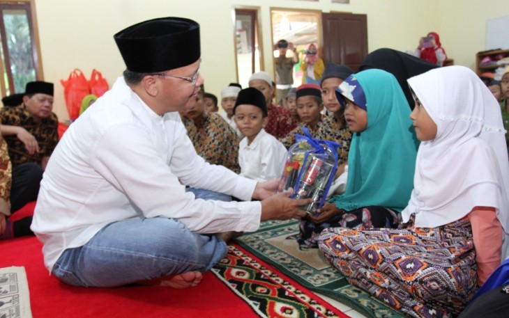 Bagi Takjil, Rohidin Tebarkan Semangat Berbagi di Bulan Ramadhan