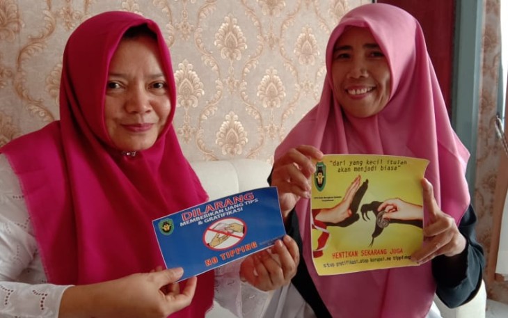 Inspektur IPDa Bengkulu Selatan Diah Winarsih S.H Pasang Stiker Anti Uang Tips di OPD   
