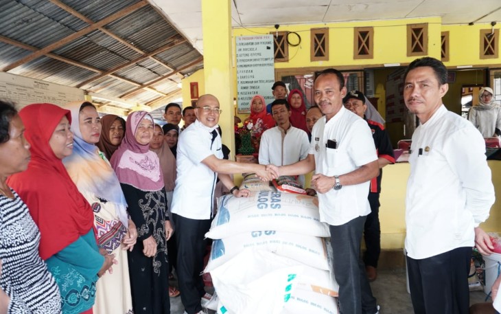 Bupati Bengkulu Selatan Gusnan Mulyadi Salurkan Bantuan