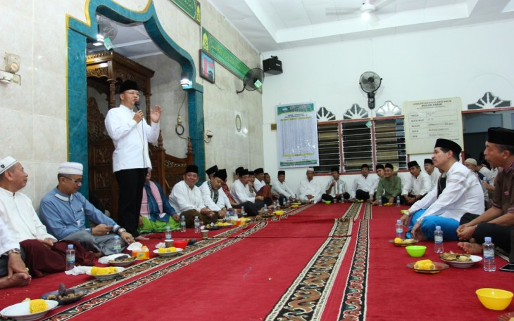 Gubernur Bengkulu Rohidin Mersyah usai salat tarawih