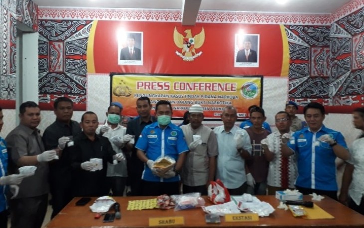 Kapolres Asahan, AKBP. Faisal F. Napitupulu bersama Satresnarkoba Polres Asahan dan beberap anggota DPRD Kabupaten Asahan saat menunjukkan barang bukti Narkoba jenis Sabu dan Ekstasi dalam Konfrensi Pers di Aula Polres Asahan. Senin, (13/5/2019). Foto : TP. Simbolon/KlikWarta.com