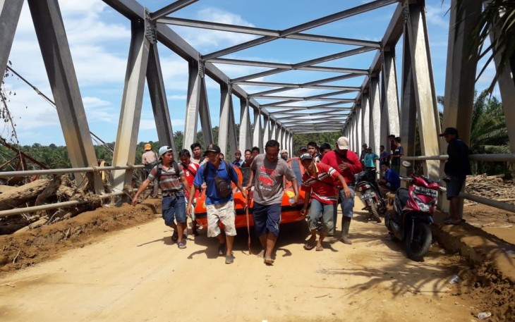 Tim gabungan terus melakukan pencarian korban banjir dan longsor di Bengkulu Tengah