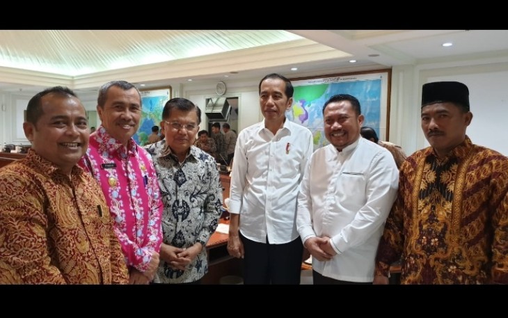 Presiden Republik Indonesia Joko Widodo dan Wakil Presiden Jusuf Kalla Foto Bersama Usai Rapat Kabinet Terbatas 