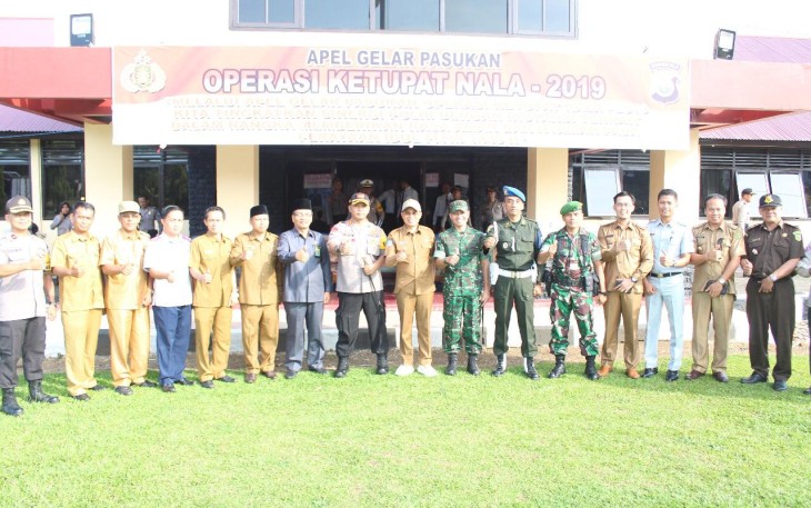 Bupati Bengkulu Selatan Gusnan Mulyadi Foto Bersama  