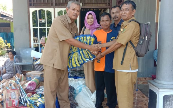 Kabid Linjamsos Dinas Sosial Bengkulu Selatan, Sasmuarsan S.Sos Salurkan Bantuan 