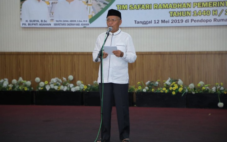 Plt. Bupati Asahan, Surya, saat memberikan kata sambutan dalam acara buka puasa bersama dengan tim Safari Ramadhan di Pendopo Rumah Dinas Bupati Asahan.