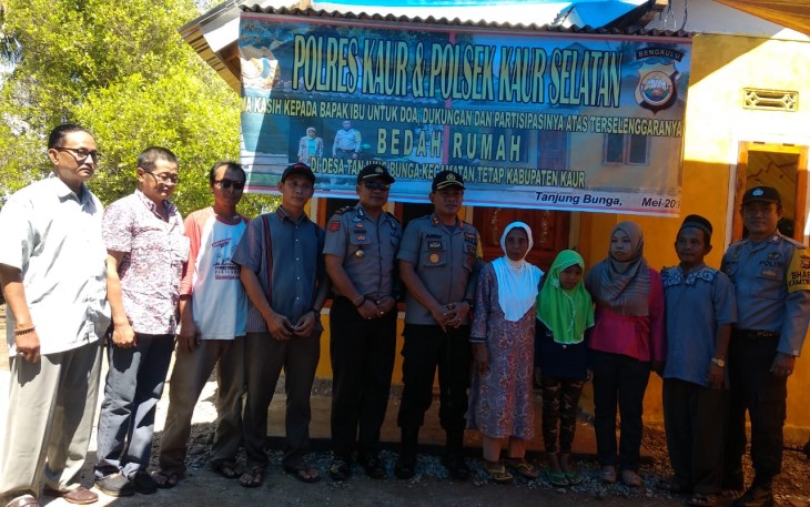Polres Kaur Serahkan 2 Bedah Rumah di Kecamatan Tetap