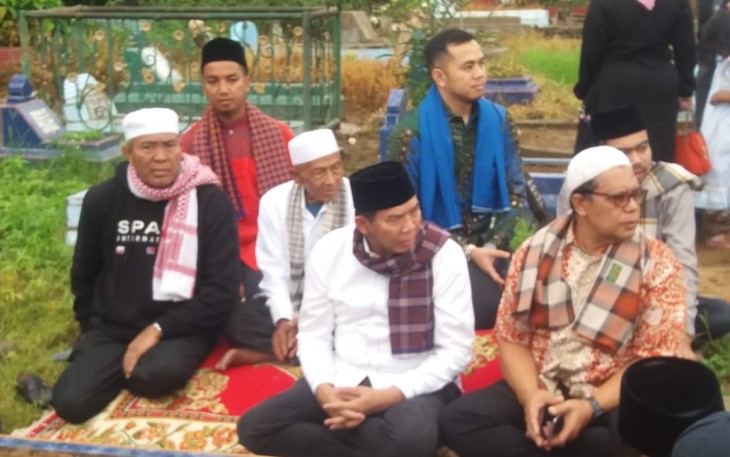 Wali Kota Pekanbaru Ziarah ke Makam Orang Tuanya