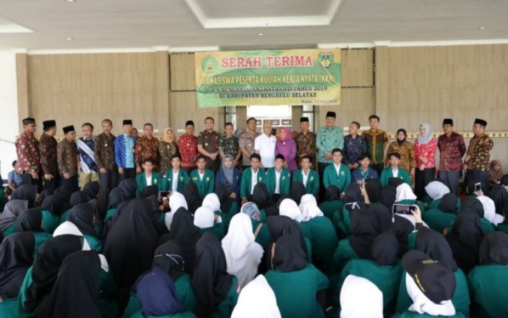 Bupati Bengkulu Selatan Gusnan Mulyadi Foto Bersama Mahasiswa KKN IAIN 