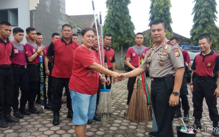 Kapolda Bengkulu Brigjen Pol Supratman Berikan Alat Kebersihan Kepada Pengurus Gereja GKII