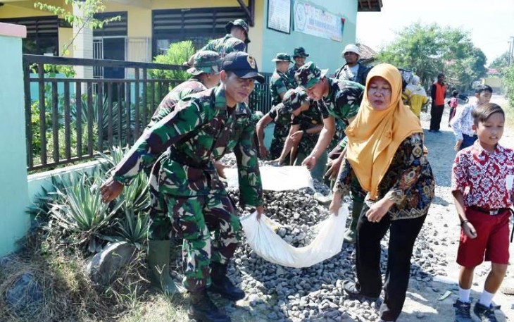 Masyarakat dan Satgas TMMD bahu membahu.