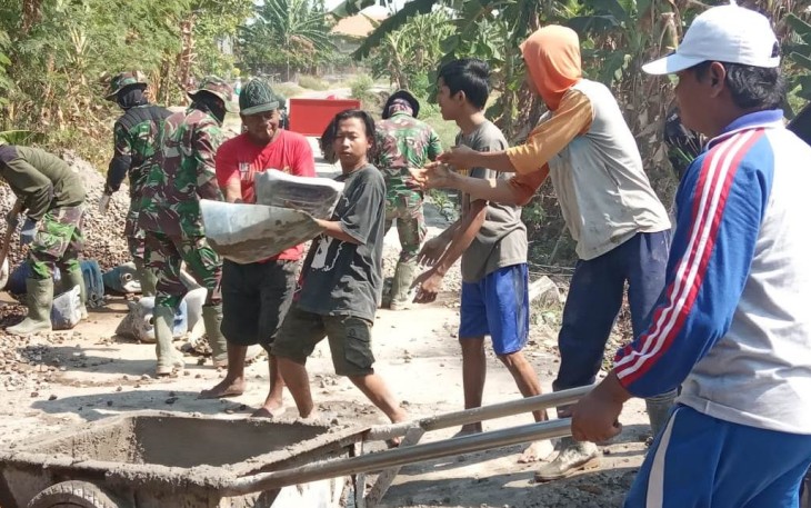 Wajib Hukumnya Bagi Para Anggota Satgas TMMD Untuk Melekat Dengan Rakyat