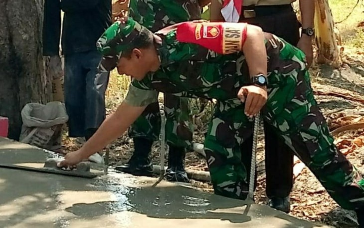 Pak Ndan Juga Ikut Ngecor Jalan TMMD