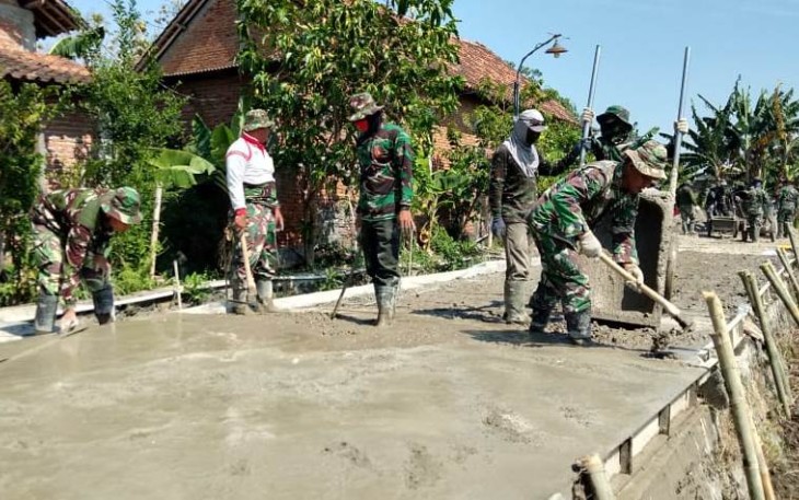 Bahu Membahu Selesaikan Proyek TMMD