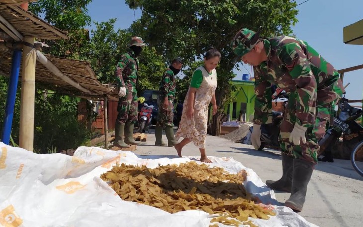 TNI Dorong Warga Sasaran TMMD Untuk Kembangkan Usaha Kerupuk