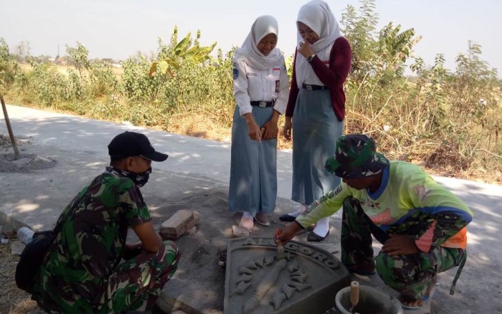 TNI Yang Ahli Seni Tukang Batu Menarik Perhatian Warga di Lokasi TMMD