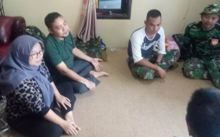 Satgas TMMD Luangkan Waktu Jenguk Warga Sakit