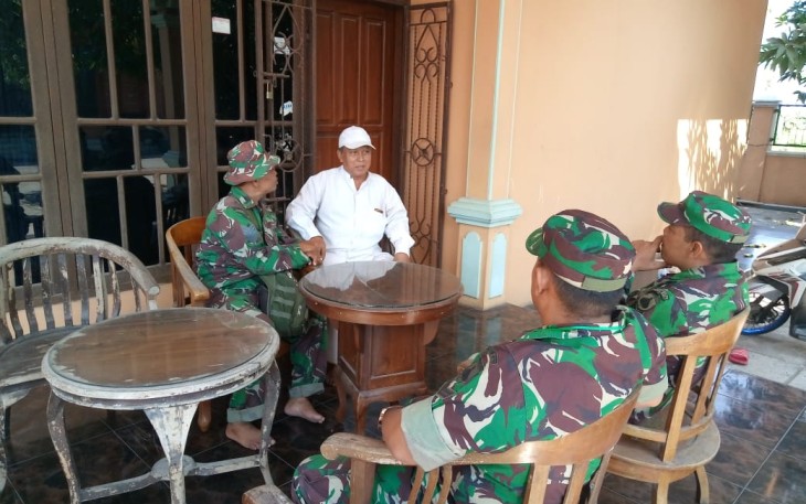 Pasiter Cek Rumah Warga yang Akan Ditempati Pasukan saat TMMD
