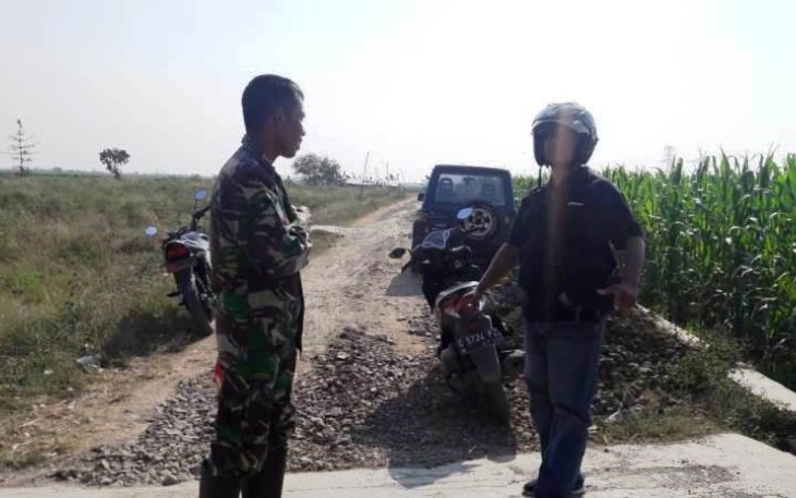 Pelda Rusgiharto anggota TMMD Reguler Kodim Tegal didampingi Babinsa lakukan pengecekan jalan