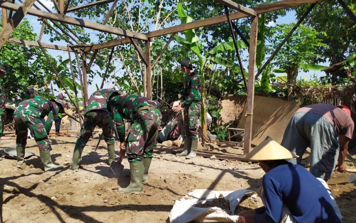 Tentara Ganti Total Kayu Saat Merehab Rumah Sunarto