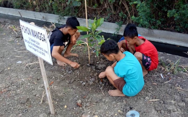 Anak-Anak Mulai peduli Dengan Tanaman Karya TMMD