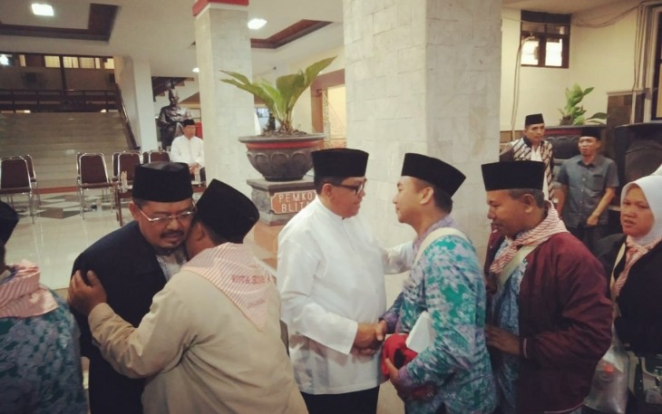 Plt Walikota Blitar Santoso (tiga dari kiri) saat melepas calon jamaah haji Kota Blitar di halaman kantor Walikota Blitar