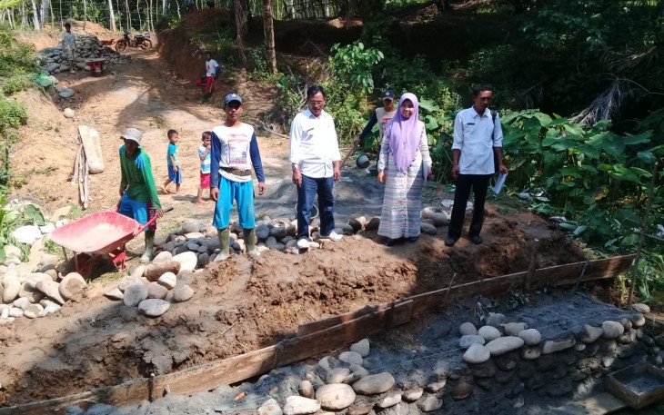 Kepala Desa Suka Banjar Nurlian Efendi Pantau Lokasi Pembangunan